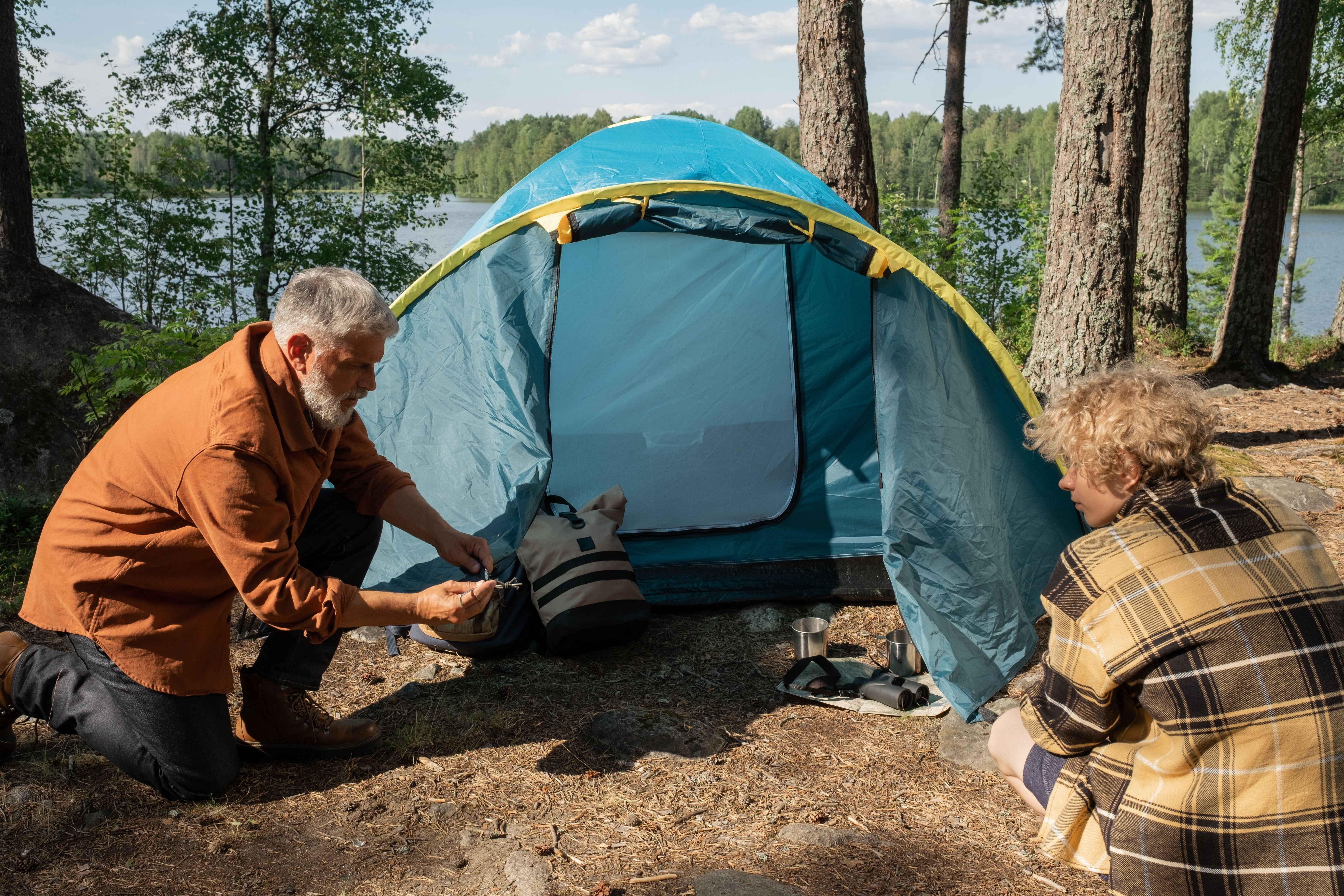 Person i Sherpa Fleece hoodie ved telt på campingtur i dansk natur