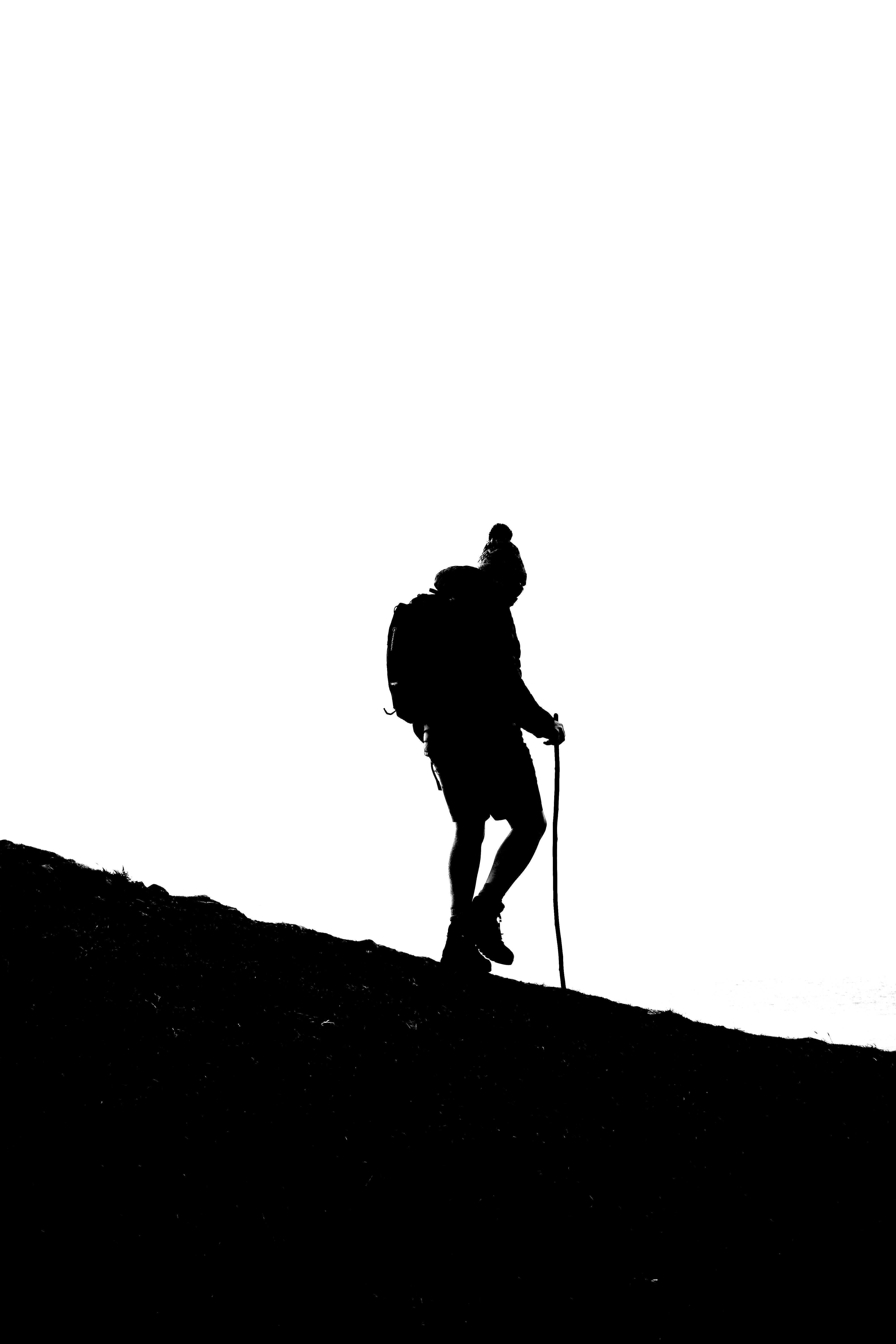 Person i fleece på vandretur i dansk natur med vind og skiftende vejr